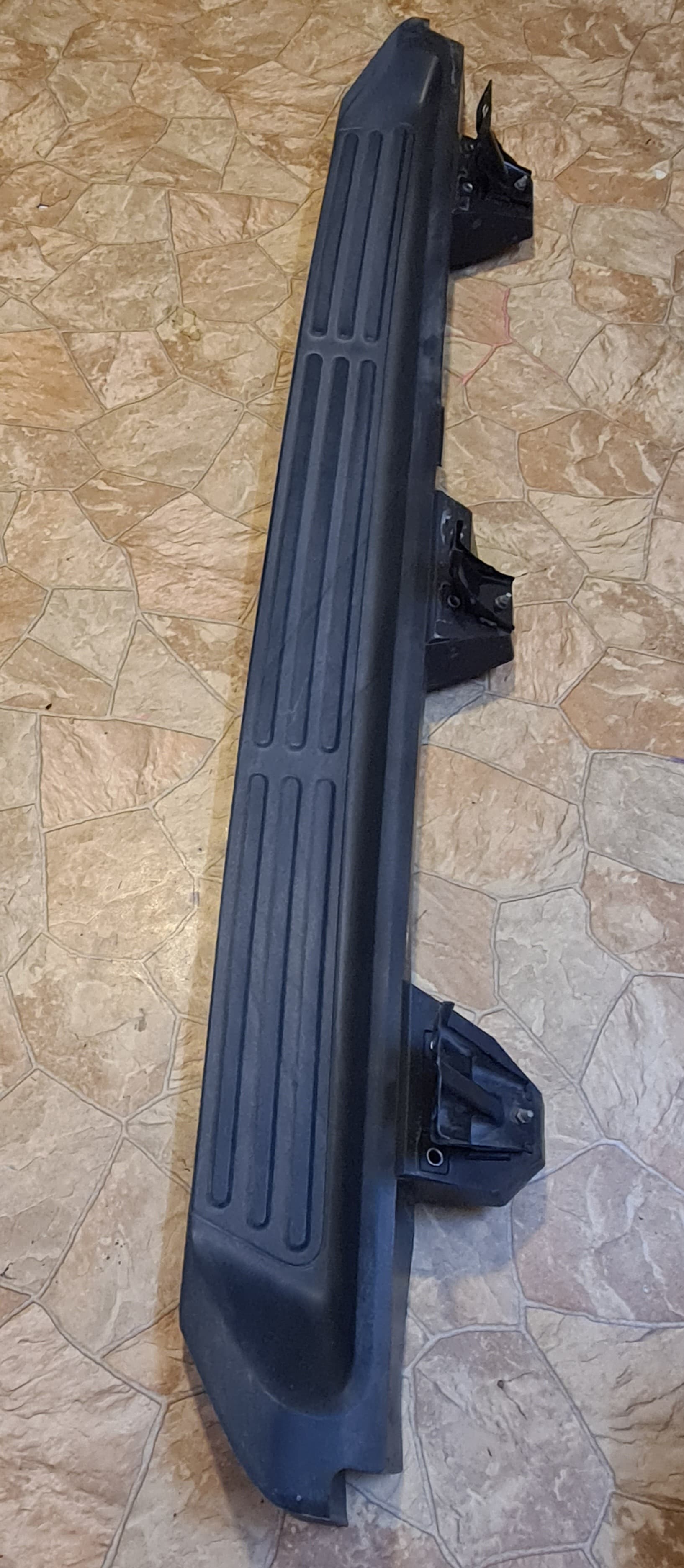 Ford expedition side step stand (used)left side  50kd .