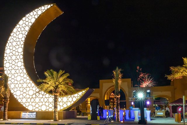 Al-Kout Mall set up world’s largest illuminated Ramadan crescent